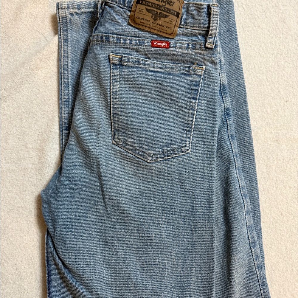 Wrangler Men's Light Blue Relaxed Jeans